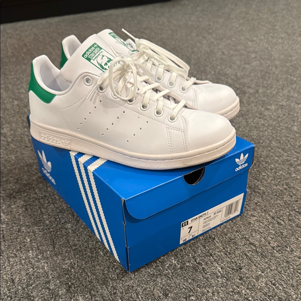 Adidas Stan Smiths
Men’s size 7